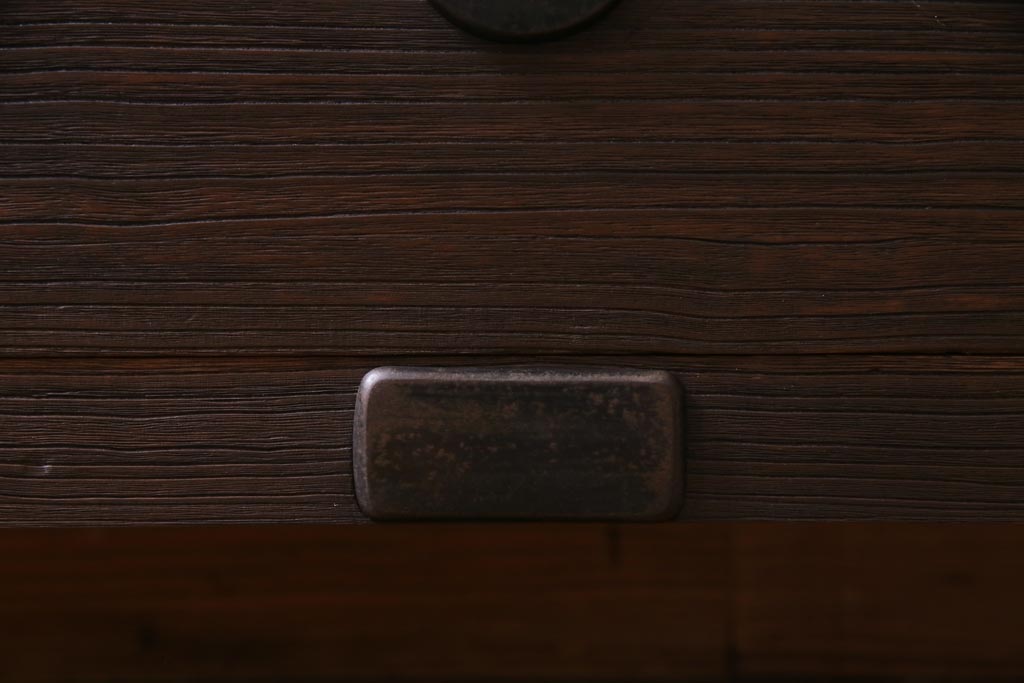 アンティーク家具　和製アンティーク　鉄脚付き　総桐材　モダンな引手が注目を集めるリメイク箪笥ローボード(リビングボード、桐箪笥、桐たんす)