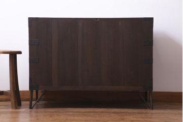 アンティーク家具　和製アンティーク　鉄脚付き　総桐材　モダンな引手が注目を集めるリメイク箪笥ローボード(リビングボード、桐箪笥、桐たんす)