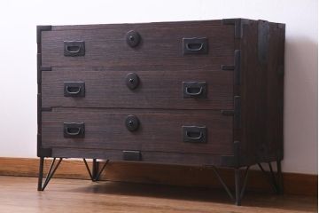 アンティーク家具　和製アンティーク　鉄脚付き　総桐材　モダンな引手が注目を集めるリメイク箪笥ローボード(リビングボード、桐箪笥、桐たんす)