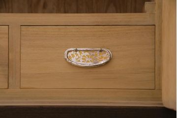 中古　しっとりとした上品な佇まいが魅力的な高級桐箪笥(和タンス、衣装箪笥、引き出し、桐たんす)(定価約80万円)