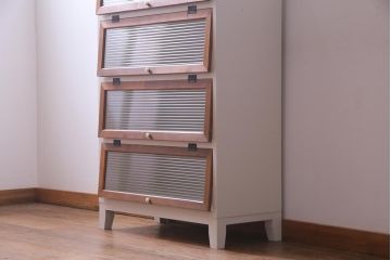 ラフジュ工房オリジナル　脚付き　モールガラスの扉がおしゃれなペイントパタパタ収納棚・4段(ブックケース、キャビネット)