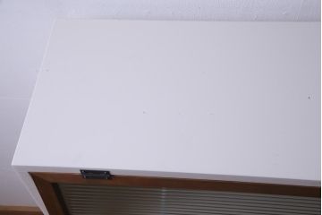 ラフジュ工房オリジナル　脚付き　モールガラスの扉がおしゃれなペイントパタパタ収納棚・4段(ブックケース、キャビネット)