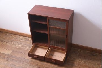 レトロ家具　和製アンティーク　小振り　結霜ガラス・モールガラス入り　レトロモダンな収納棚(戸棚、食器棚)