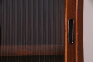 レトロ家具　和製アンティーク　小振り　結霜ガラス・モールガラス入り　レトロモダンな収納棚(戸棚、食器棚)