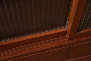 レトロ家具　和製アンティーク　小振り　結霜ガラス・モールガラス入り　レトロモダンな収納棚(戸棚、食器棚)