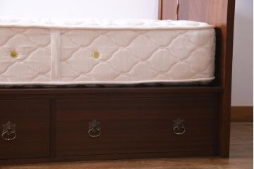 中古　シモンズ社製マットレス付き　マホガニー材突板仕上げ　パーケットで作られたデザインが魅力的な高級木製ベッド