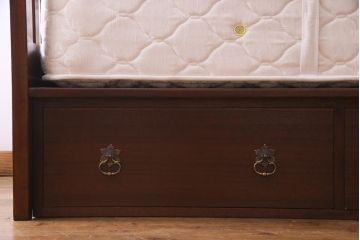 中古　シモンズ社製マットレス付き　マホガニー材突板仕上げ　パーケットで作られたデザインが魅力的な高級木製ベッド