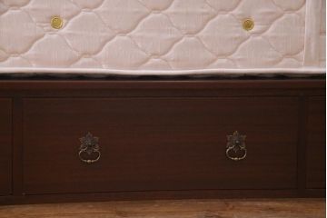 中古　シモンズ社製マットレス付き　マホガニー材突板仕上げ　パーケットで作られたデザインが魅力的な高級木製ベッド