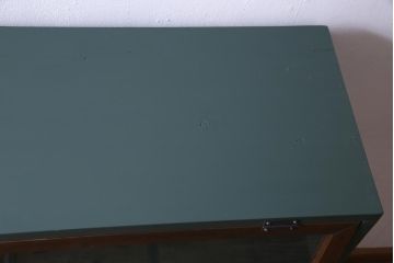 ラフジュ工房オリジナル　ペイント　バイカラーのガラス入りパタパタ扉の収納棚(4段タイプ)(戸棚、下駄箱)