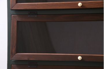 ラフジュ工房オリジナル　ペイント　バイカラーのガラス入りパタパタ扉の収納棚(4段タイプ)(戸棚、下駄箱)