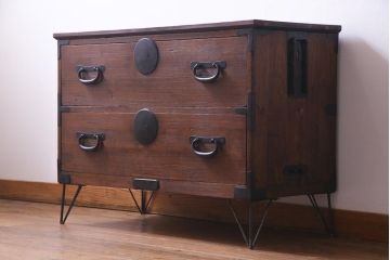 アンティーク家具　古民具　鉄脚付きの時代箪笥ローチェスト(ローボード、衣装箪笥、テレビ台)