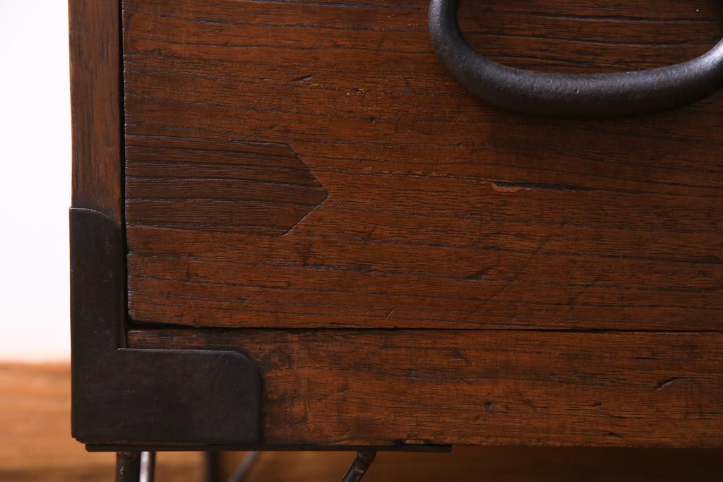 アンティーク家具　古民具　鉄脚付きの時代箪笥ローチェスト(ローボード、衣装箪笥、テレビ台)