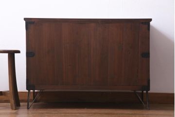アンティーク家具　古民具　鉄脚付きの時代箪笥ローチェスト(ローボード、衣装箪笥、テレビ台)