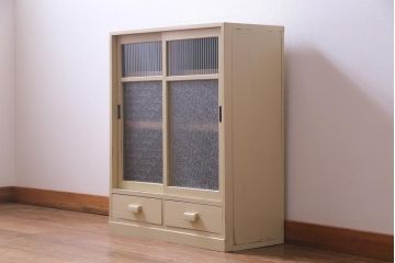 ペイント家具　モールガラス・ダイヤガラス　柔らかなカラーのレトロな戸棚(収納棚、キャビネット)