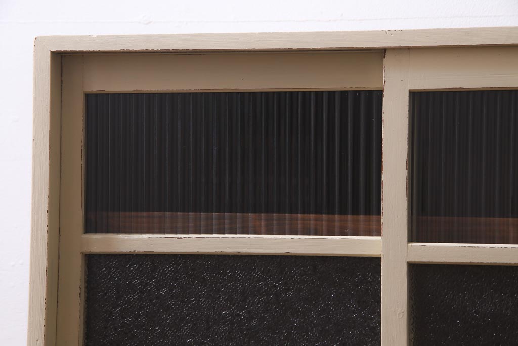 ペイント家具　モールガラス・ダイヤガラス　柔らかなカラーのレトロな戸棚(収納棚、キャビネット)