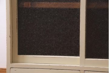 ペイント家具　モールガラス・ダイヤガラス　柔らかなカラーのレトロな戸棚(収納棚、キャビネット)