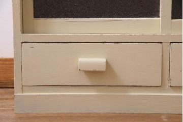 ペイント家具　モールガラス・ダイヤガラス　柔らかなカラーのレトロな戸棚(収納棚、キャビネット)