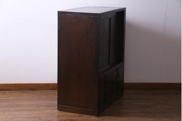 アンティーク家具　和製アンティーク　ケヤキ材　重厚な佇まいが貫録のある時代箪笥(収納棚)
