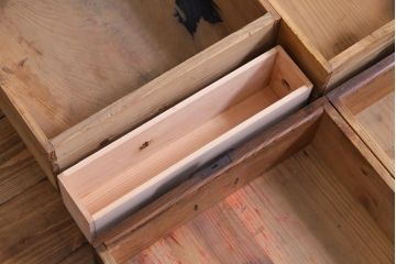 アンティーク家具　和製アンティーク　ケヤキ材　重厚な佇まいが貫録のある時代箪笥(収納棚)