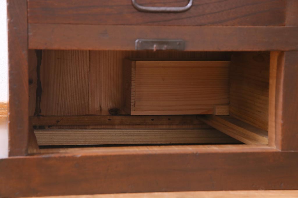 アンティーク家具　和製アンティーク　ケヤキ材　重厚な佇まいが貫録のある時代箪笥(収納棚)