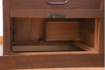 アンティーク家具　和製アンティーク　ケヤキ材　重厚な佇まいが貫録のある時代箪笥(収納棚)