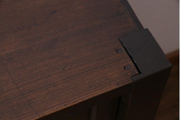 アンティーク家具　和製アンティーク　ケヤキ材　重厚な佇まいが貫録のある時代箪笥(収納棚)