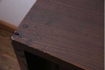 アンティーク家具　和製アンティーク　ケヤキ材　重厚な佇まいが貫録のある時代箪笥(収納棚)
