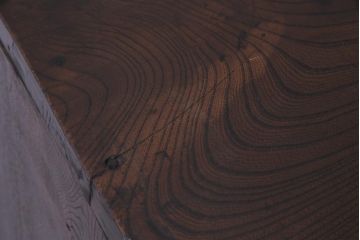 アンティーク家具　和製アンティーク　ケヤキ材　重厚な佇まいが貫録のある時代箪笥(収納棚)