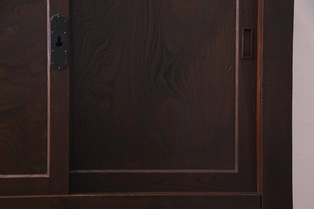 アンティーク家具　和製アンティーク　ケヤキ材　重厚な佇まいが貫録のある時代箪笥(収納棚)