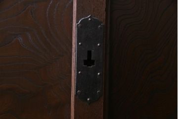 アンティーク家具　和製アンティーク　ケヤキ材　重厚な佇まいが貫録のある時代箪笥(収納棚)