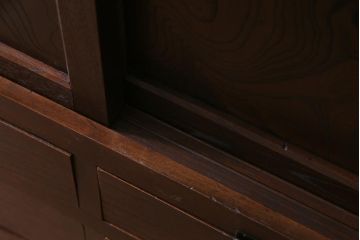 アンティーク家具　和製アンティーク　ケヤキ材　重厚な佇まいが貫録のある時代箪笥(収納棚)