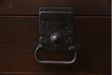 アンティーク家具　和製アンティーク　ケヤキ材　重厚な佇まいが貫録のある時代箪笥(収納棚)