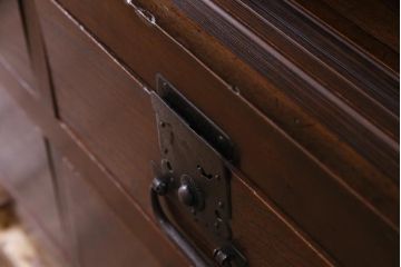 アンティーク家具　和製アンティーク　ケヤキ材　重厚な佇まいが貫録のある時代箪笥(収納棚)