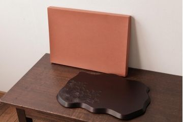 アンティーク雑貨　中古　伝統工芸　日光彫り　箱付き　なめらかな質感が魅力的な花台(飾り台)