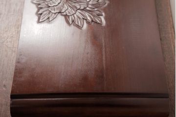 アンティーク雑貨　中古　伝統工芸　日光彫り　上品な雰囲気を醸し出すデザインの花台(飾り台)