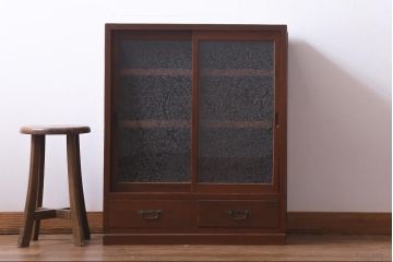 レトロ家具　和製アンティーク　昭和初期　小振り　結霜ガラス　上品さが感じられるレトロな収納棚(戸棚、食器棚)