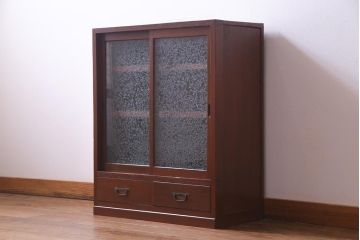 レトロ家具　和製アンティーク　昭和初期　小振り　結霜ガラス　上品さが感じられるレトロな収納棚(戸棚、食器棚)