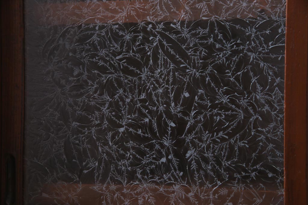 レトロ家具　和製アンティーク　昭和初期　小振り　結霜ガラス　上品さが感じられるレトロな収納棚(戸棚、食器棚)