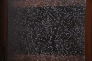 レトロ家具　和製アンティーク　昭和初期　小振り　結霜ガラス　上品さが感じられるレトロな収納棚(戸棚、食器棚)