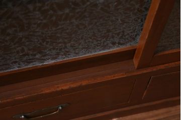 レトロ家具　和製アンティーク　昭和初期　小振り　結霜ガラス　上品さが感じられるレトロな収納棚(戸棚、食器棚)