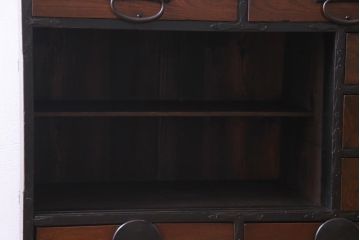 アンティーク家具　和製アンティーク　前面ケヤキ材　漆塗り　丸い金具が目を引く帳箪笥(手許箪笥、戸棚、和タンス)