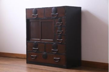 アンティーク家具　和製アンティーク　前面ケヤキ材　漆塗り　丸い金具が目を引く帳箪笥(手許箪笥、戸棚、和タンス)