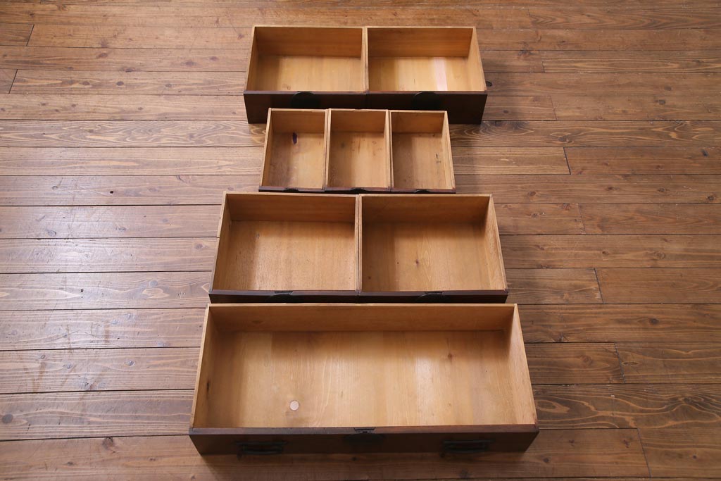 アンティーク家具　和製アンティーク　前面ケヤキ材　漆塗り　丸い金具が目を引く帳箪笥(手許箪笥、戸棚、和タンス)