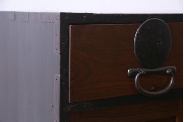 アンティーク家具　和製アンティーク　前面ケヤキ材　漆塗り　丸い金具が目を引く帳箪笥(手許箪笥、戸棚、和タンス)