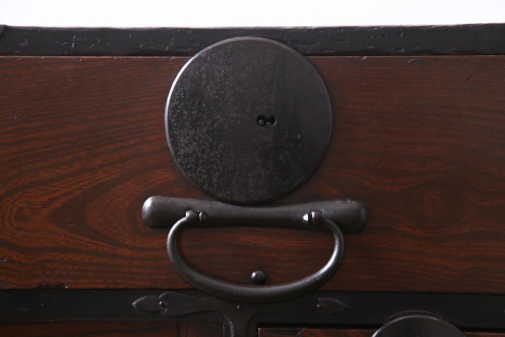 アンティーク家具　和製アンティーク　前面ケヤキ材　漆塗り　丸い金具が目を引く帳箪笥(手許箪笥、戸棚、和タンス)