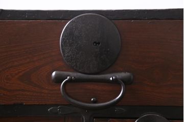 アンティーク家具　和製アンティーク　前面ケヤキ材　漆塗り　丸い金具が目を引く帳箪笥(手許箪笥、戸棚、和タンス)