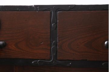 アンティーク家具　和製アンティーク　前面ケヤキ材　漆塗り　丸い金具が目を引く帳箪笥(手許箪笥、戸棚、和タンス)