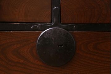 アンティーク家具　和製アンティーク　前面ケヤキ材　漆塗り　丸い金具が目を引く帳箪笥(手許箪笥、戸棚、和タンス)