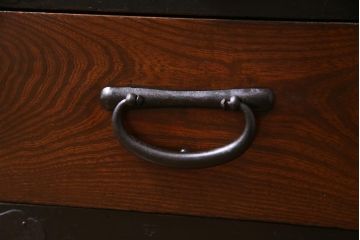 アンティーク家具　和製アンティーク　前面ケヤキ材　漆塗り　丸い金具が目を引く帳箪笥(手許箪笥、戸棚、和タンス)