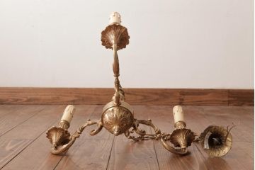 フランスビンテージ　真鍮の細かな装飾が目を引くシャンデリア(3灯、天井照明、吊り下げ照明)(R-034208)